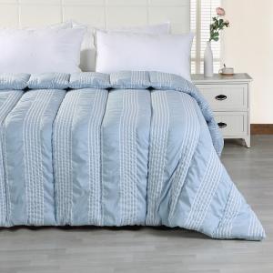 Yarn Dyed Seersucker Microfiber Quilt With Polyester Filling 